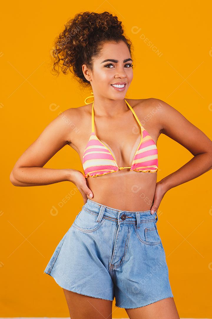 Mulher bonita com roupa de praia. Conceito de férias e verão