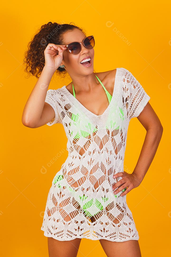 Mulher afro com roupa de praia. Conceito de férias