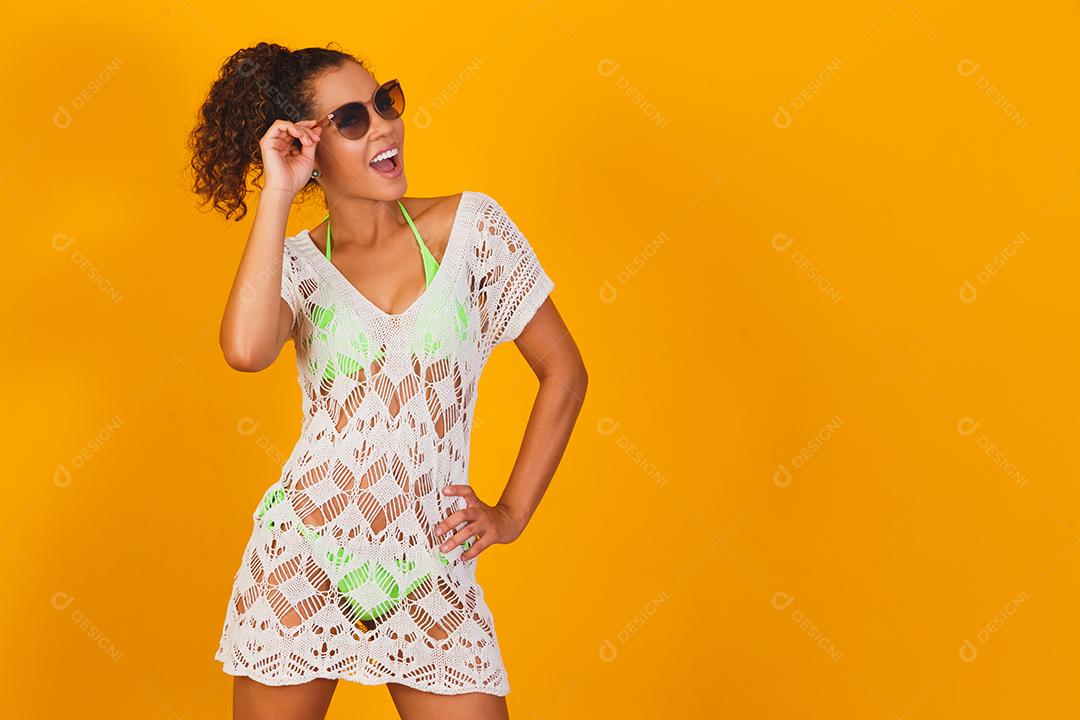 Mulher afro com roupa de praia. Conceito de férias