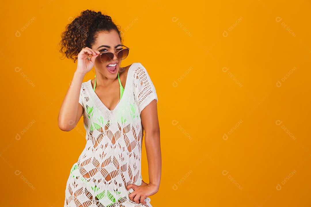 Mulher afro com roupa de praia. Conceito de férias