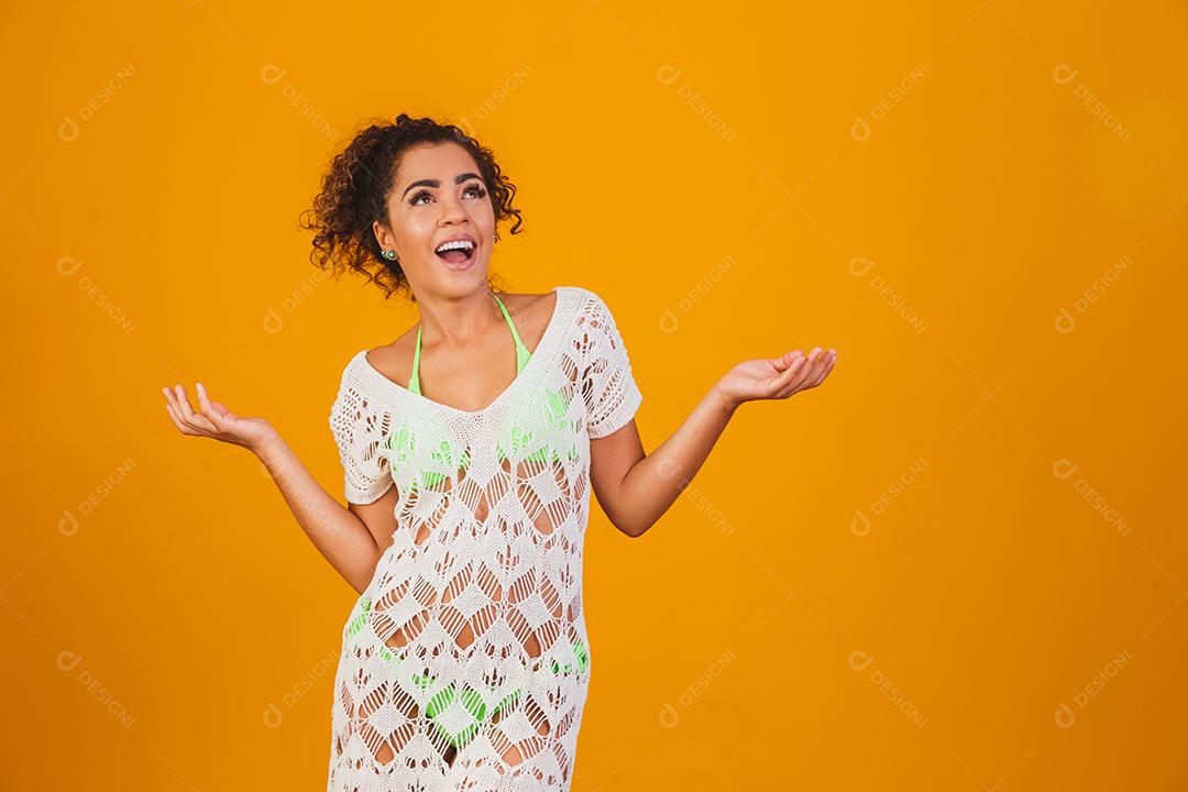 Mulher afro com roupa de praia. Conceito de férias