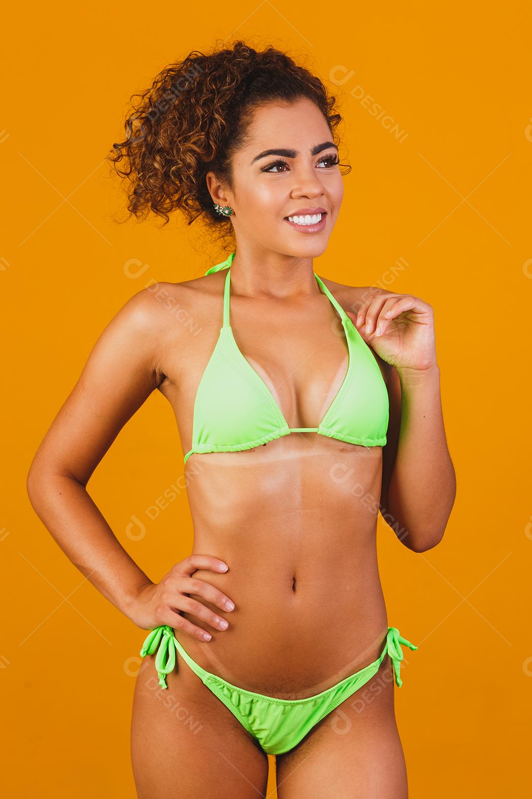 Mulher com roupa de praia biquini verde em fundo verde