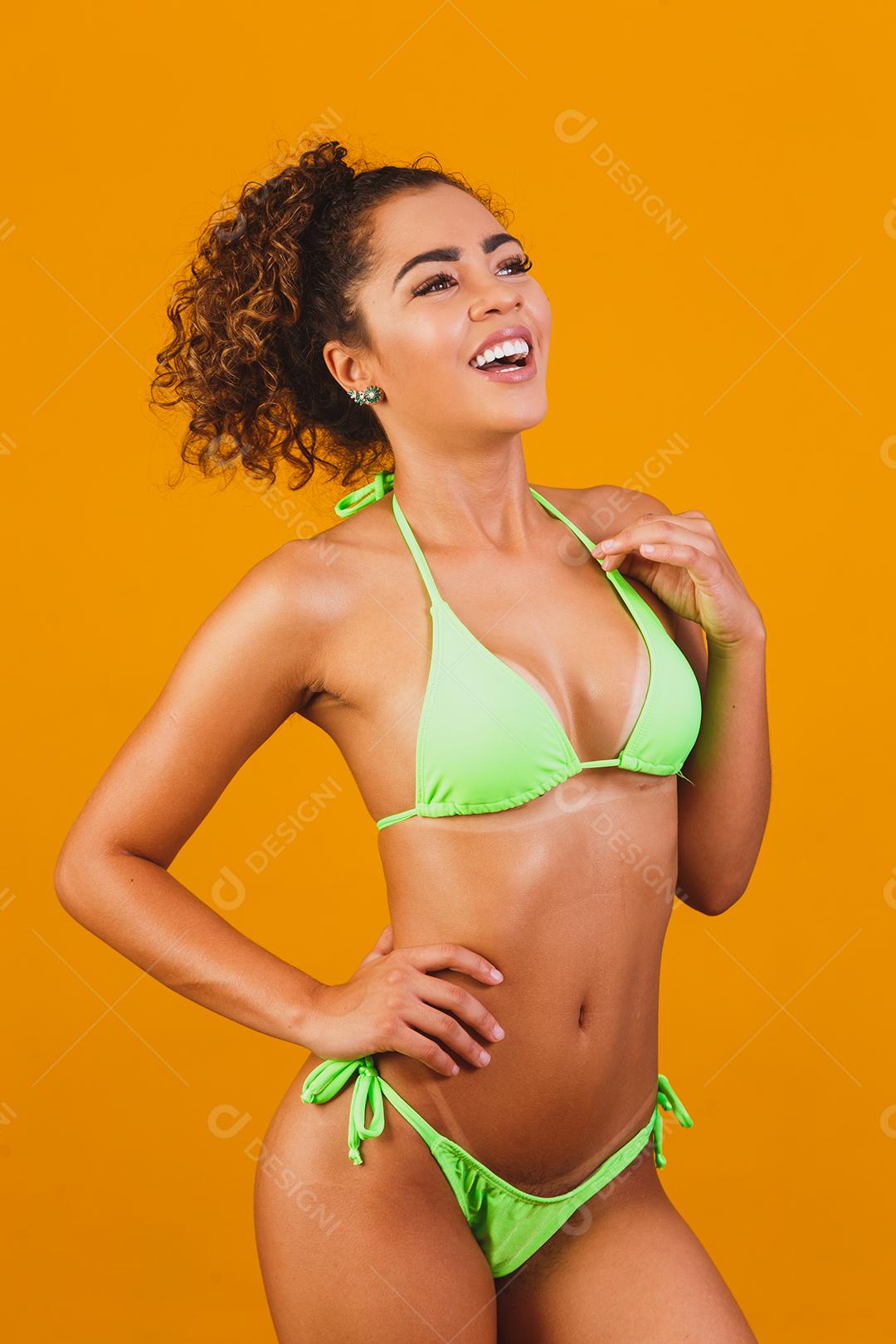 Mulher com roupa de praia biquini verde em fundo verde