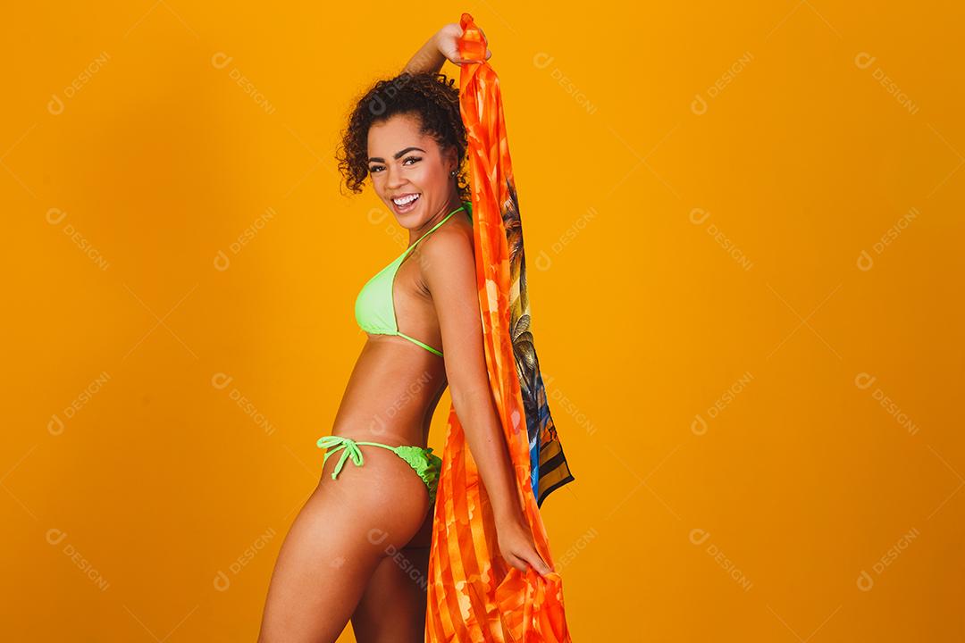 Mulher com roupa de praia biquini verde em fundo verde