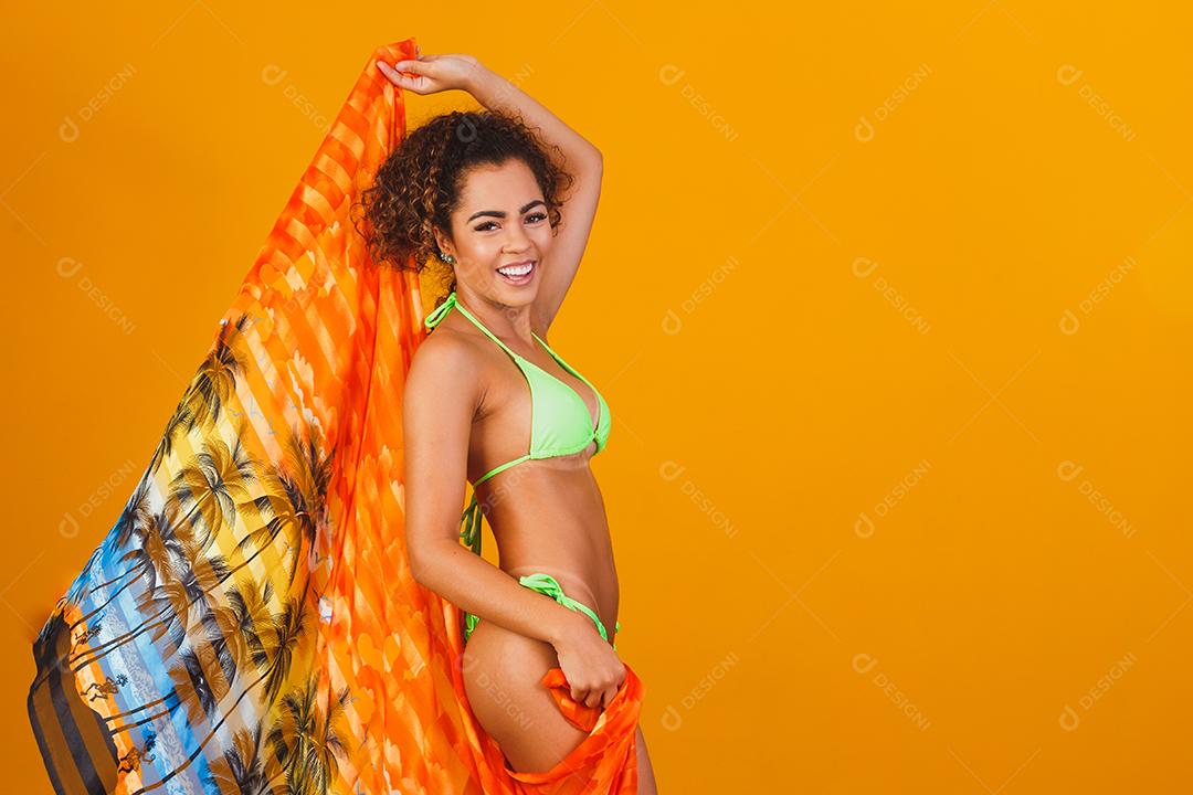 Mulher com roupa de praia biquini verde em fundo verde