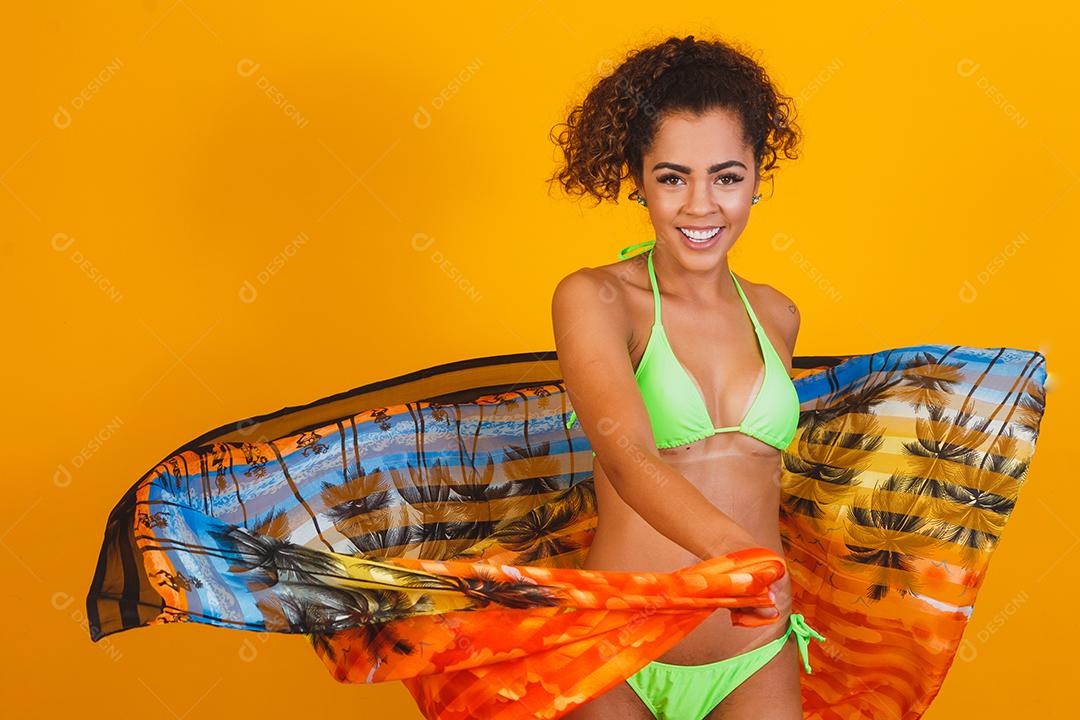 Mulher com roupa de praia biquini verde em fundo verde