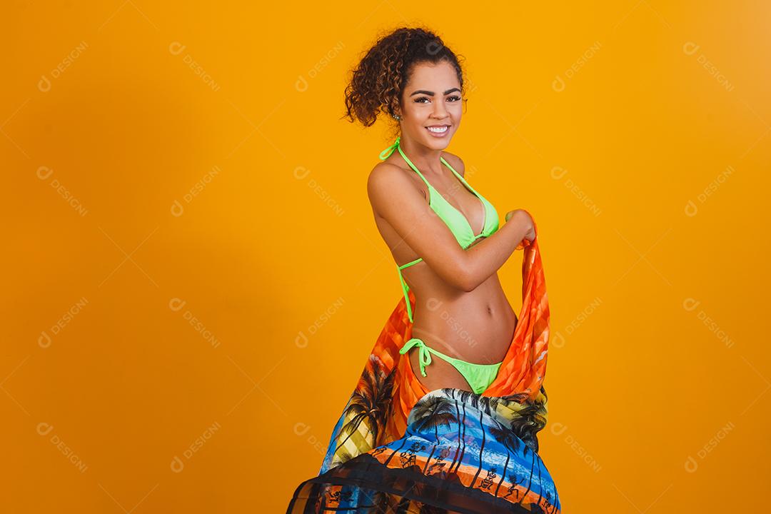 mulher bonita com roupa de praia. Conceito de férias e verão