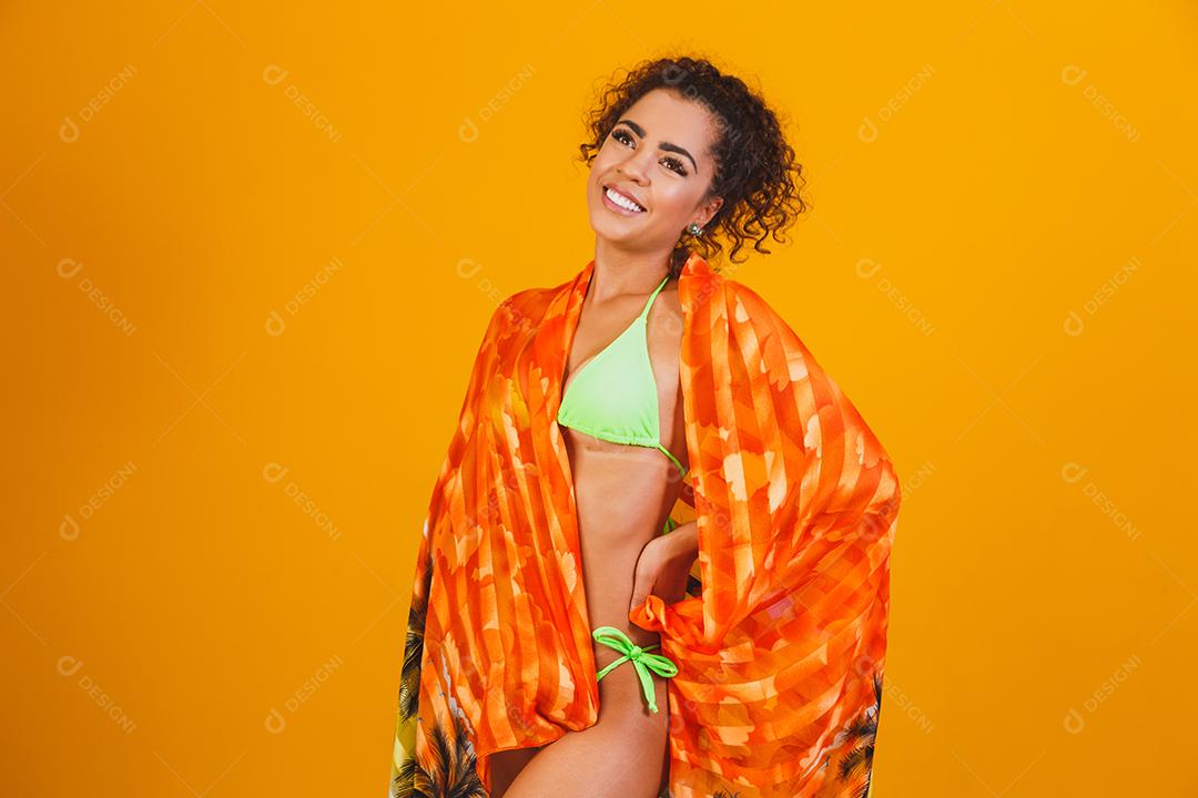mulher bonita com roupa de praia. Conceito de férias e verão