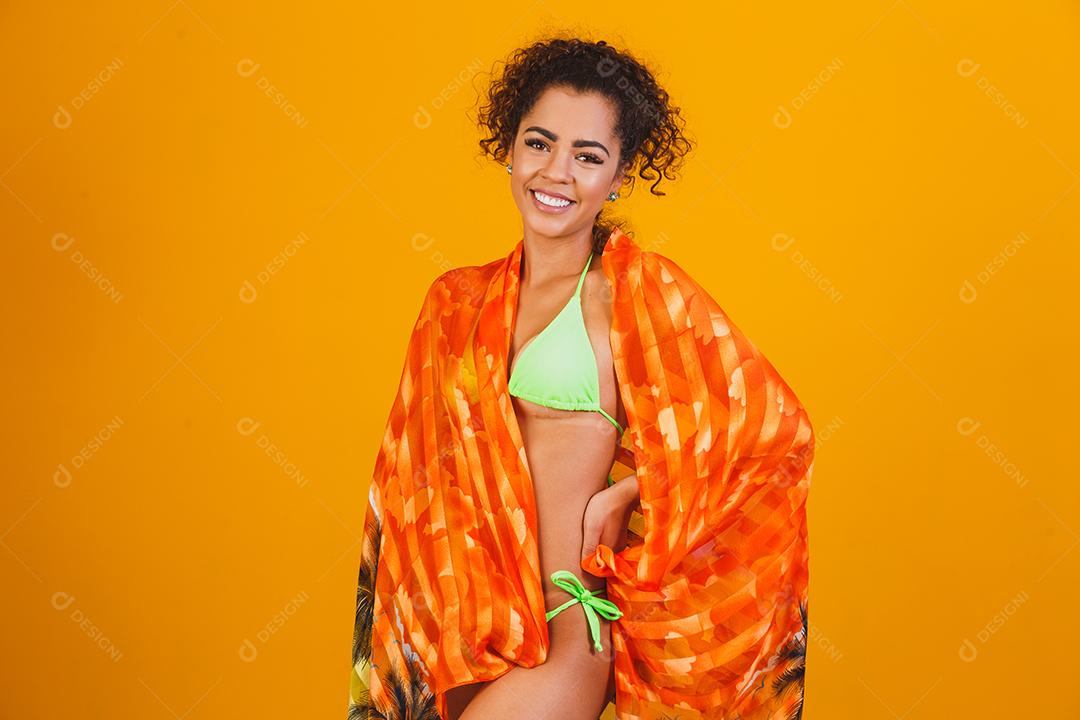 mulher bonita com roupa de praia. Conceito de férias e verão