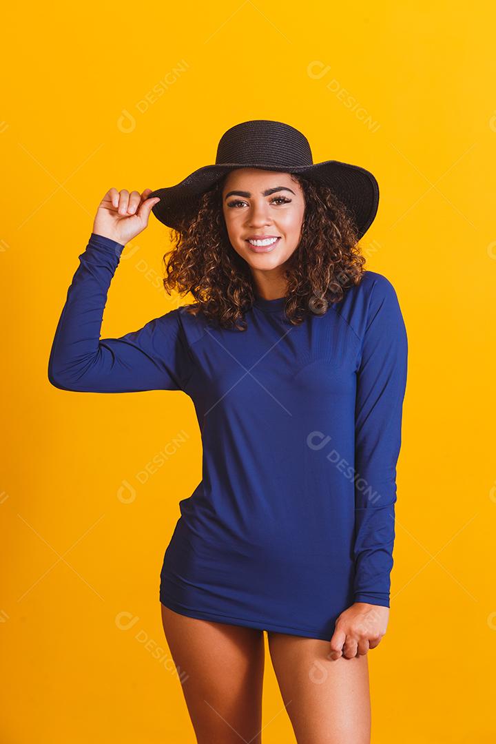 mulher afro com camiseta e chapéu de praia térmica