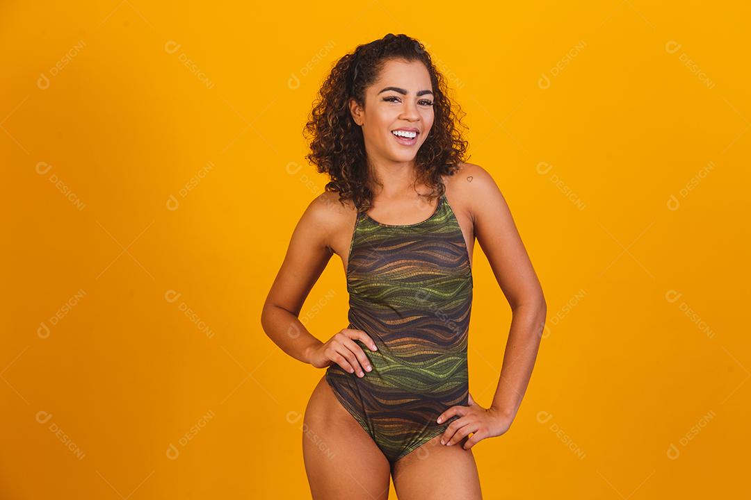 mulher bonita com roupa de praia. Conceito de férias e verão