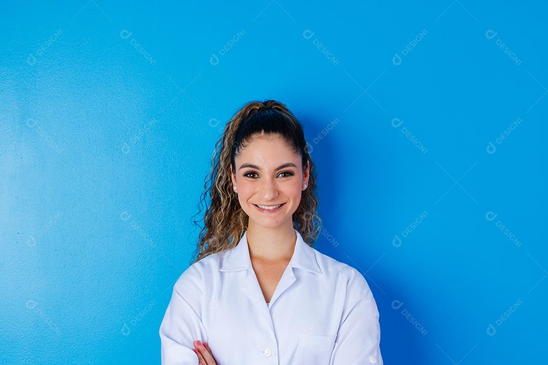 Retrato de confiante com experiência qualificada de sorriso radiante