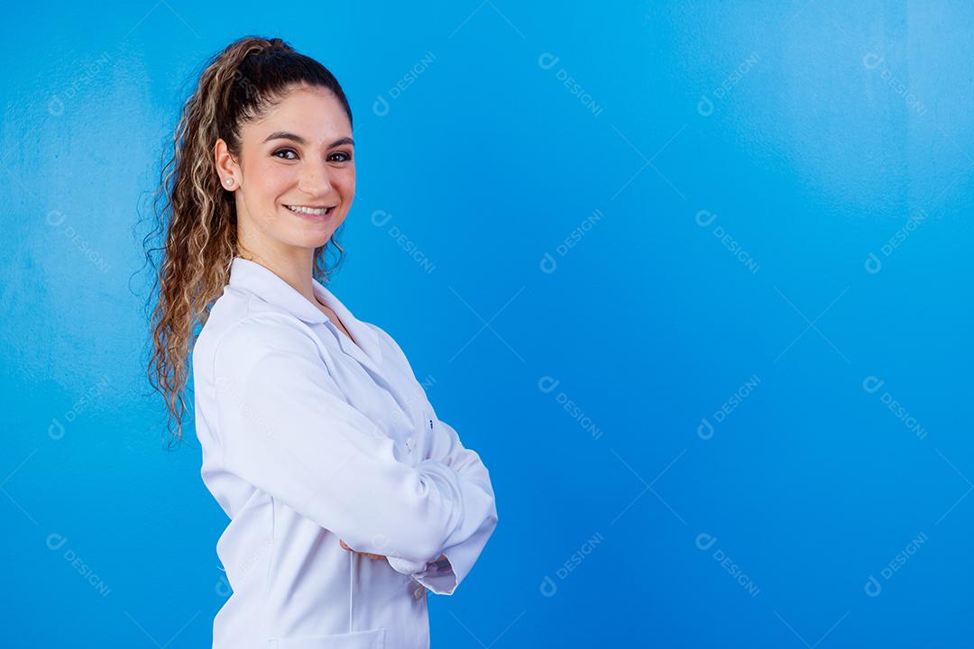 Mulher médica com jaleco e estetoscópio em fundo azul