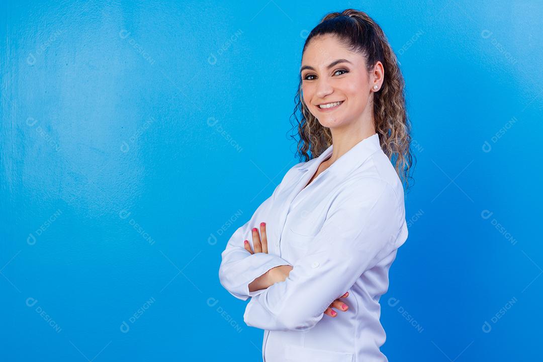 Mulher médica segurando bandeja com jaleco e estetoscópio em fundo azul