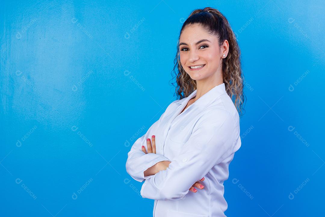 Mulher médica com jaleco e estetoscópio em fundo azul