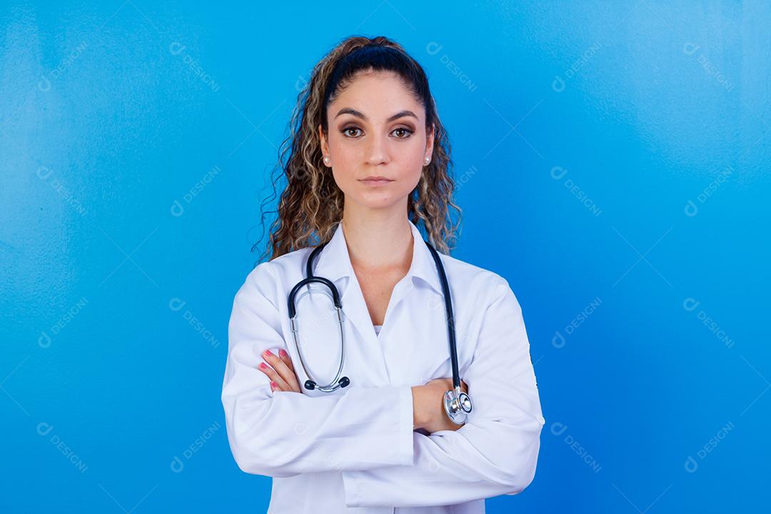 Mulher médica com jaleco e estetoscópio em fundo azul