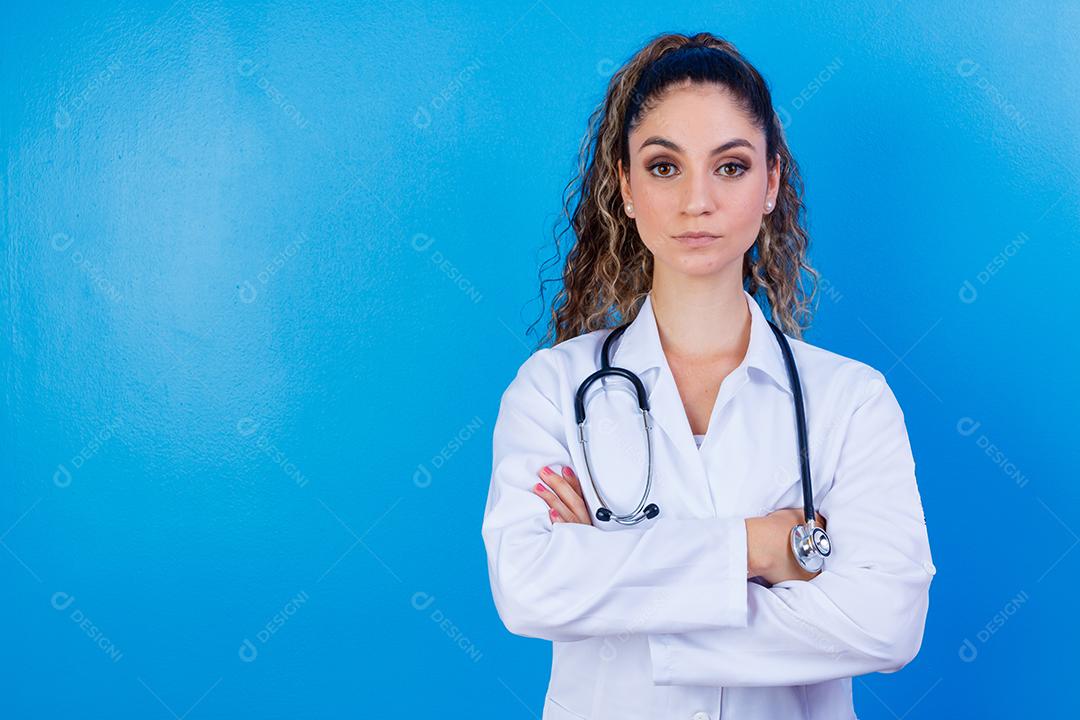 Mulher médica com jaleco e estetoscópio em fundo azul