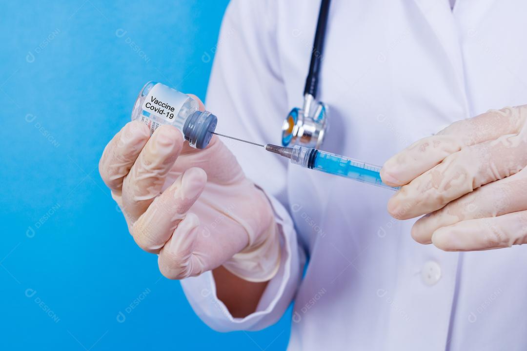 Mulher médica com jaleco e estetoscópio segurando agulha em fundo azul