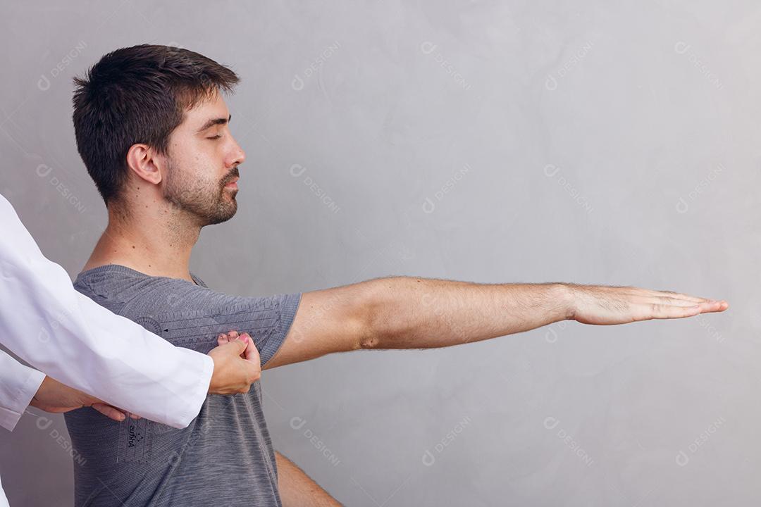 Mulher médica atendendo paciente com dores fundo cinza