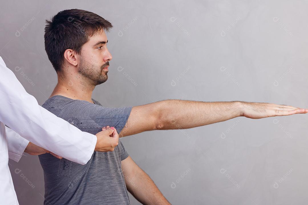 Mulher médica atendendo paciente com dores fundo cinza