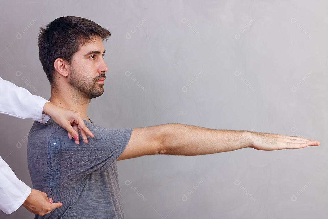 Mulher médica atendendo paciente com dores fundo cinza