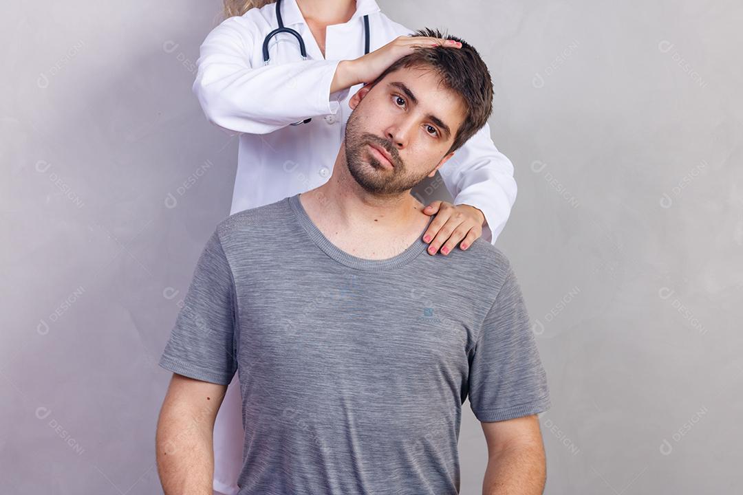 Mulher médica atendendo paciente com dores fundo cinza
