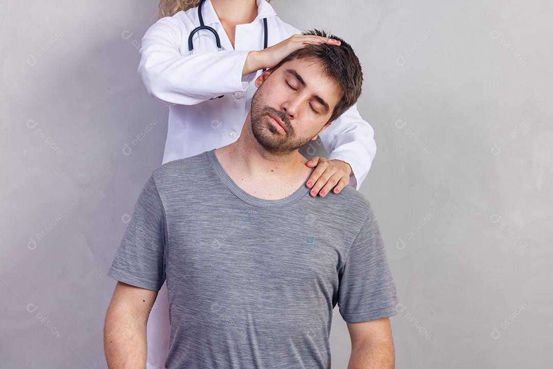 Mulher médica atendendo paciente com dores fundo cinza