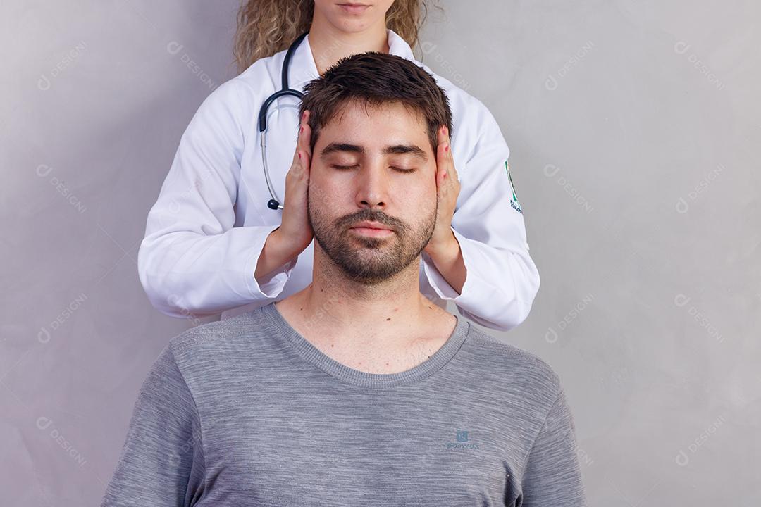 Fisioterapeuta trabalhando com paciente na clínica