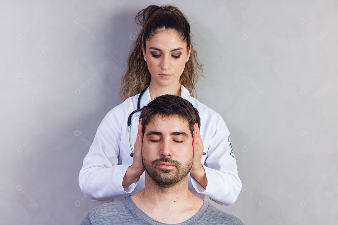 Fisioterapeuta trabalhando com paciente na clínica