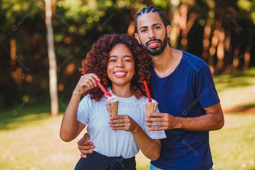 casal de namorados tomando sorvete no parque