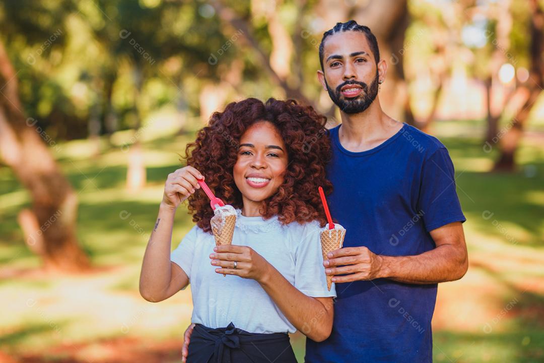 casal de namorados tomando sorvete no parque