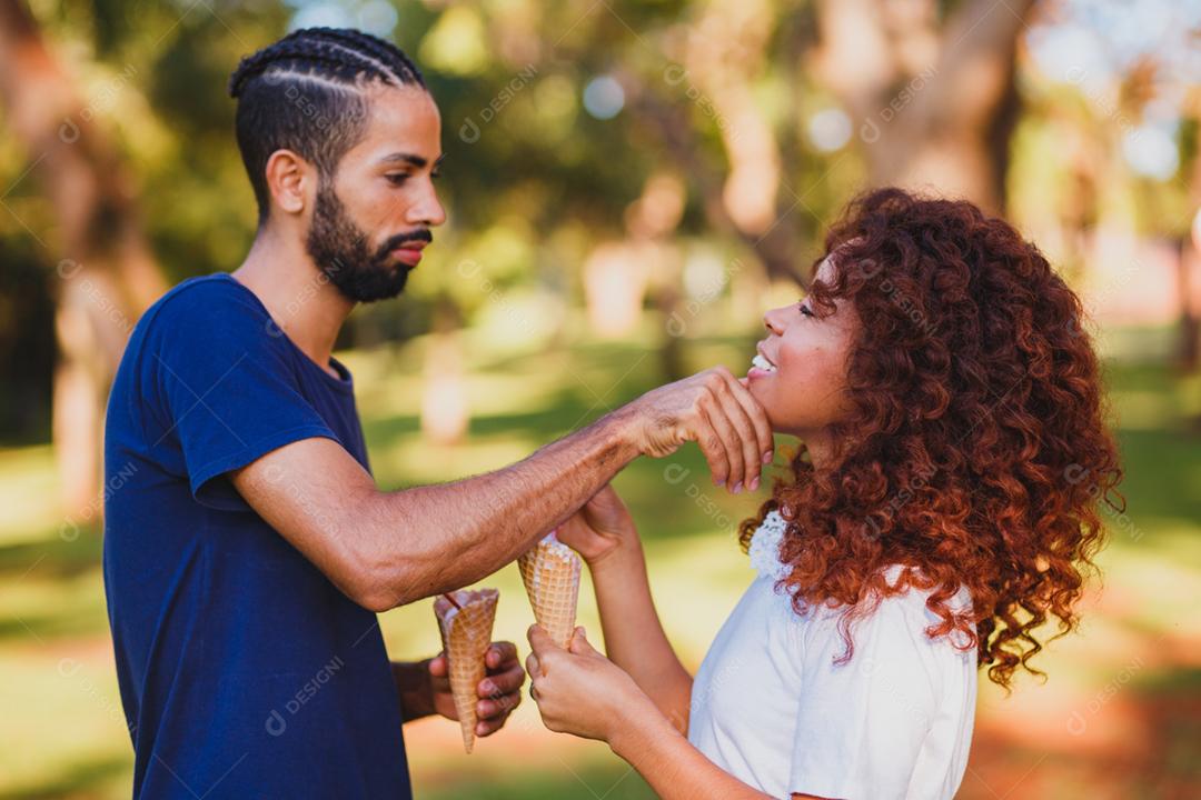 casal de namorados tomando sorvete no parque