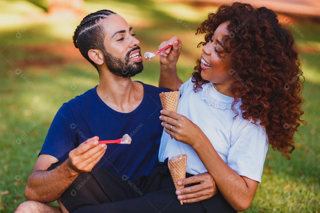 casal de namorados tomando sorvete no parque