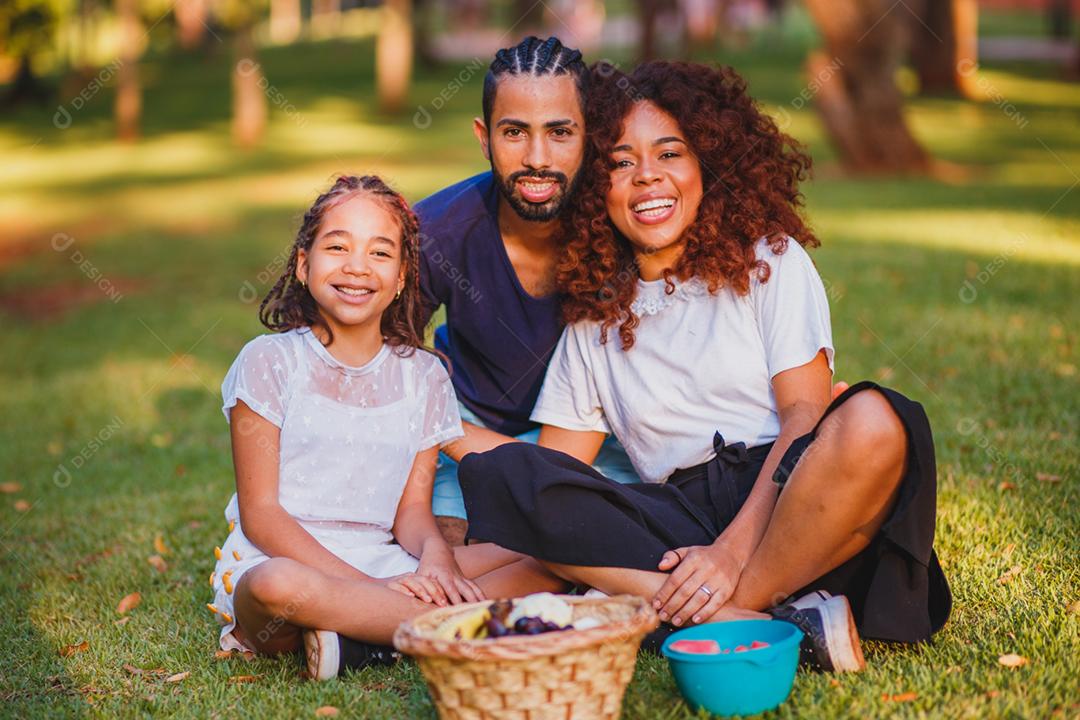 Família feliz fazendo piquenique no parque