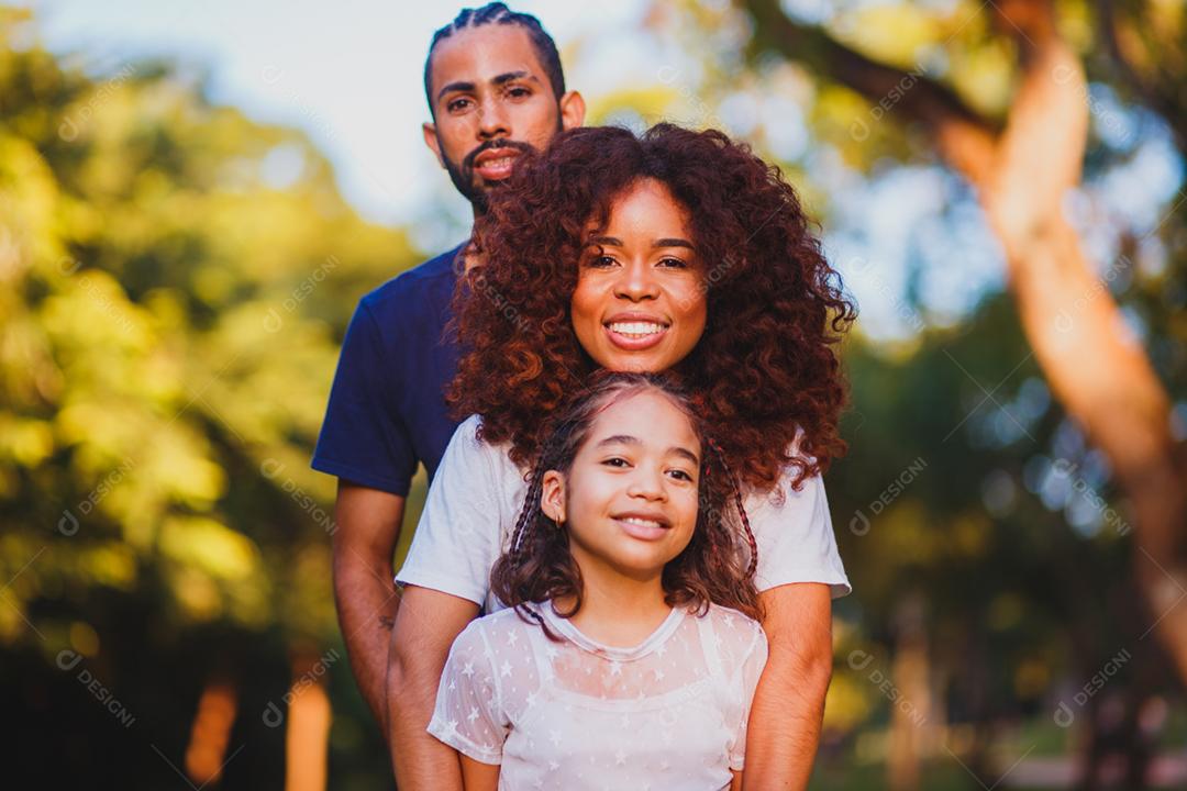 Família feliz fazendo piquenique no parque