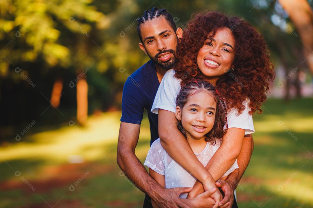 Família feliz fazendo piquenique no parque