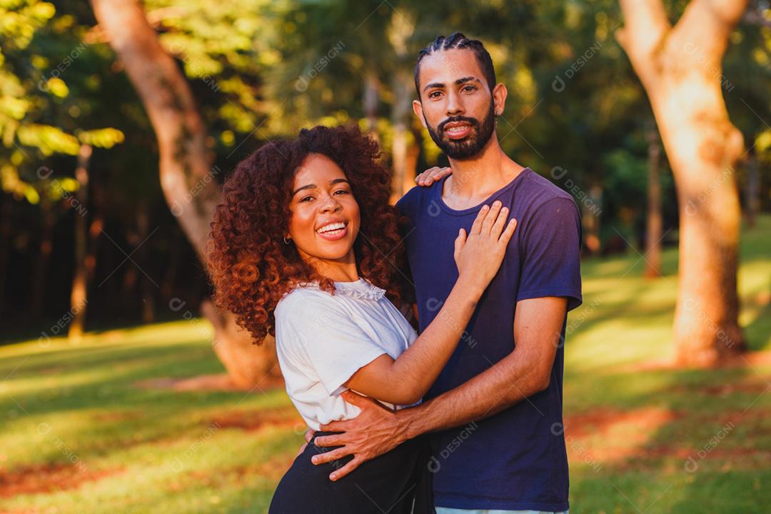 Casal de namorados negro no parque apaixonado.