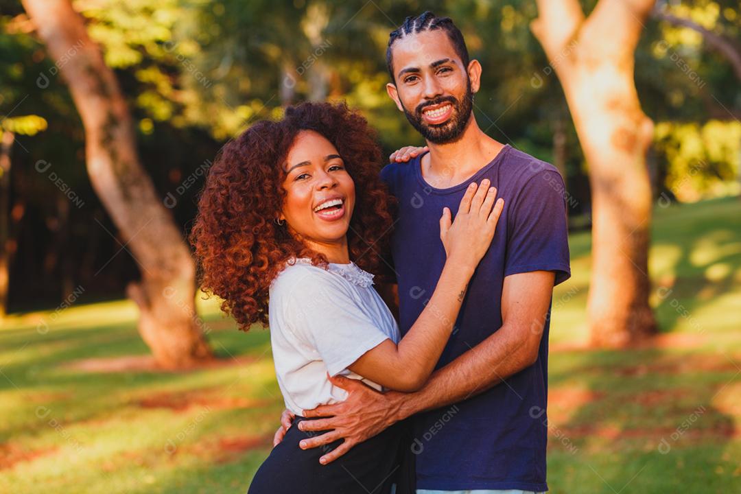 Casal de namorados negro no parque apaixonado.