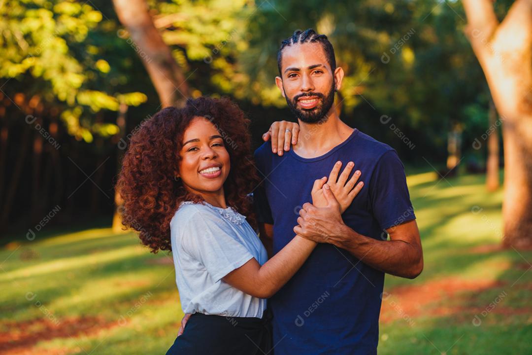 Casal de namorados negro no parque apaixonado.