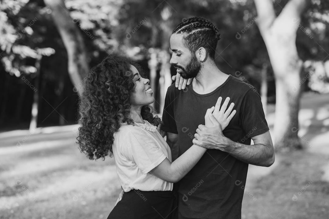 Casal de namorados negro no parque apaixonado.