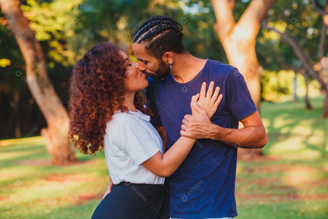 Casal de namorados negro no parque apaixonado.