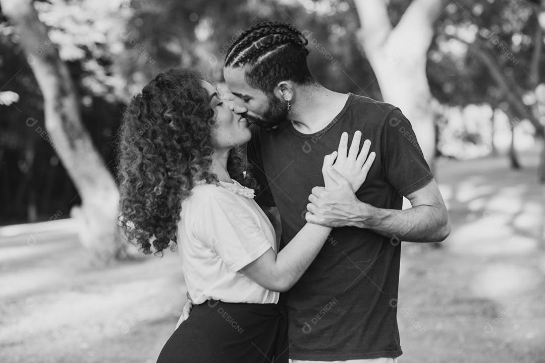 Casal de namorados negro no parque apaixonado.