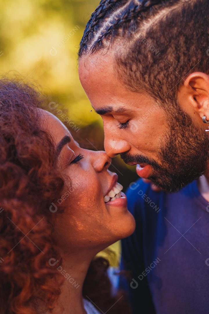 Casal de namorados negro no parque apaixonado. Casal apaixonado de amantes. conceito de dia dos namorados