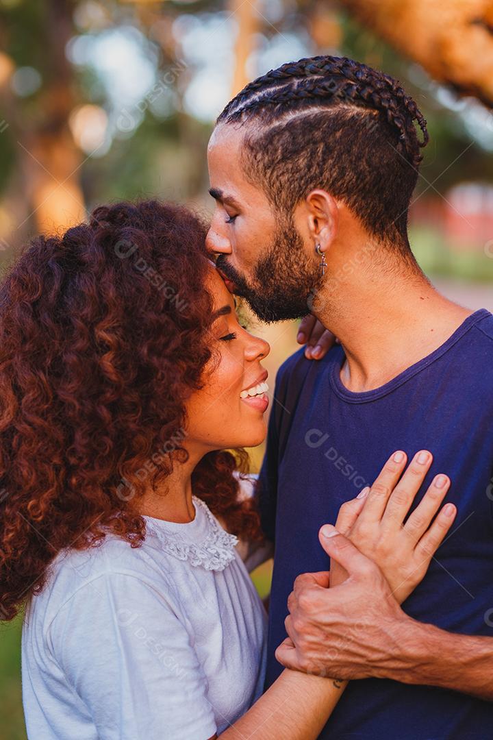 Casal de namorados negro no parque apaixonado. Casal apaixonado de amantes. conceito de dia dos namorados