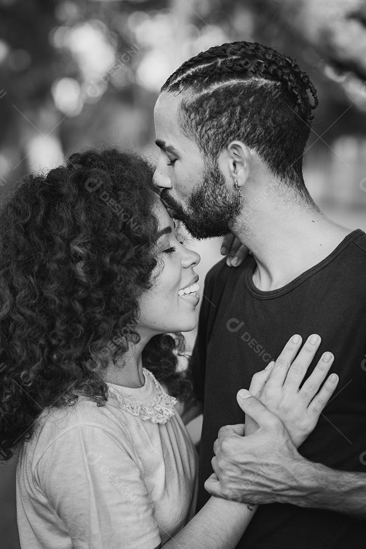 Casal de namorados negro no parque apaixonado. Casal apaixonado de amantes. conceito de dia dos namorados