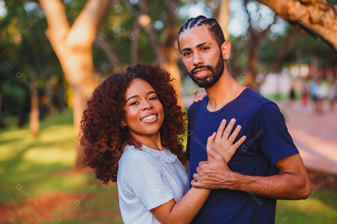 Casal de namorados negro no parque apaixonado. Casal apaixonado de amantes. conceito de dia dos namorados