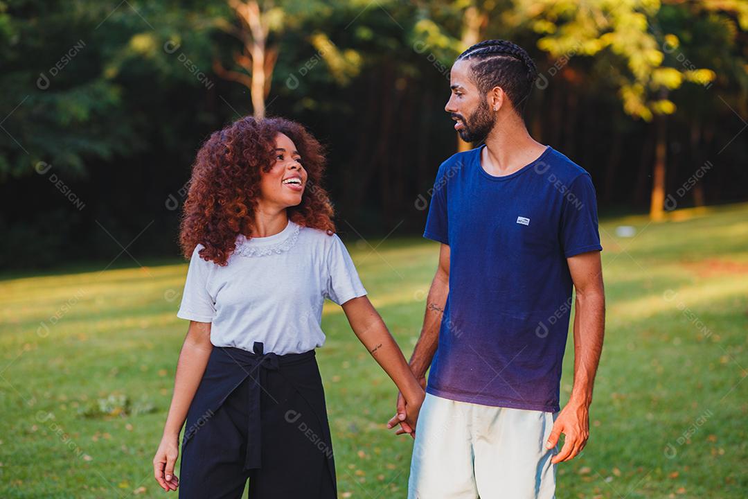 Casal de namorados negro no parque apaixonado. Casal apaixonado de amantes. conceito de dia dos namorados