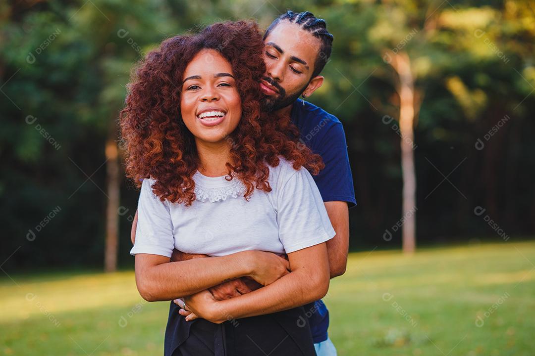 Casal de namorados negro no parque apaixonado. Casal apaixonado de amantes. conceito de dia dos namorados