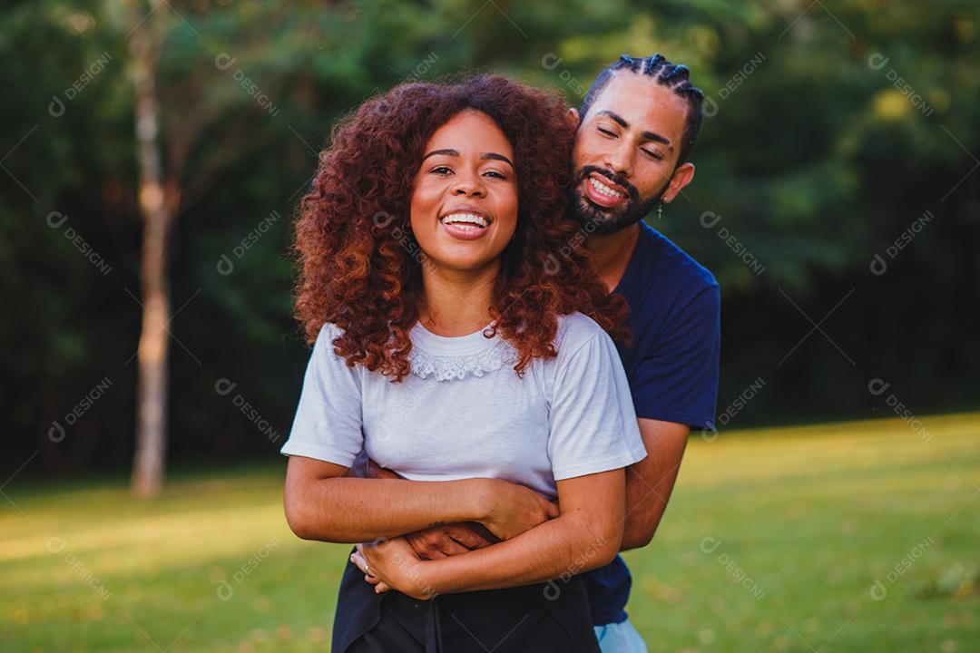 Casal de namorados negro no parque apaixonado. Casal apaixonado de amantes. conceito de dia dos namorados