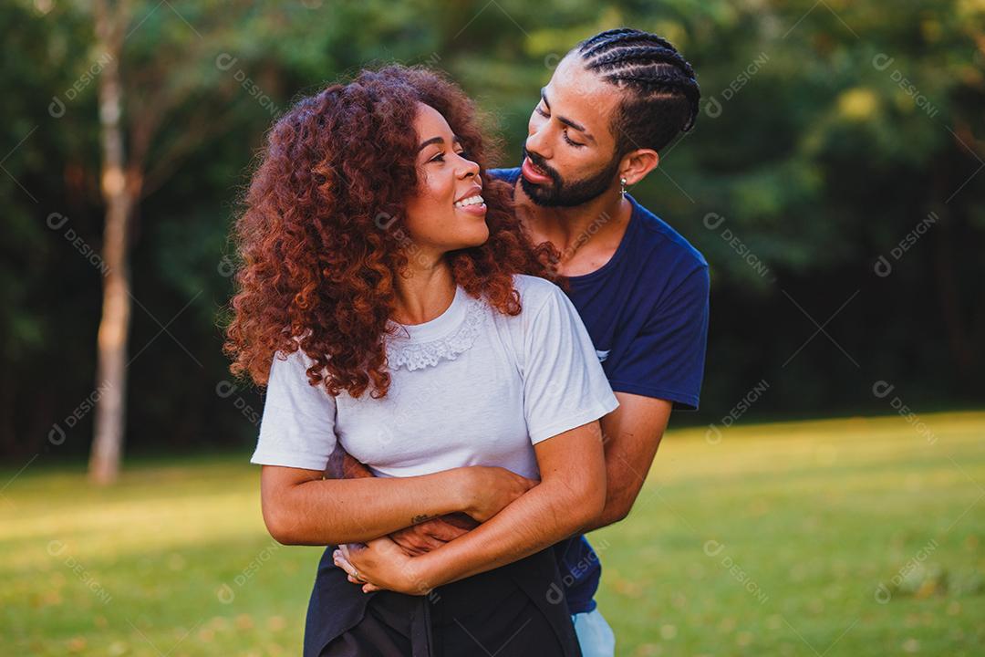 Casal de namorados negro no parque apaixonado. Casal apaixonado de amantes. conceito de dia dos namorados